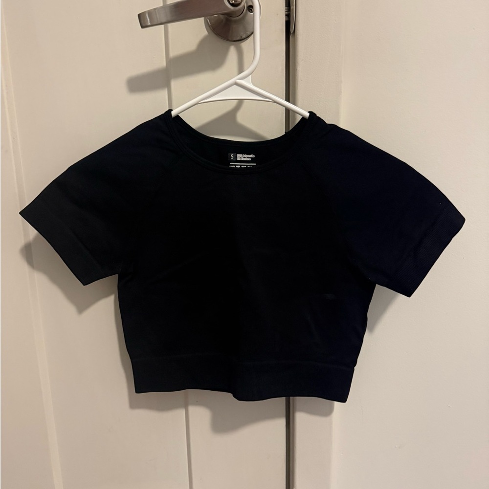Women black workout crop top